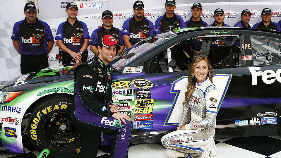 Denny Hamlin feiert mit Miss Sprint Cup Rachel Rupert den Pole-Award, Foto: NASCAR