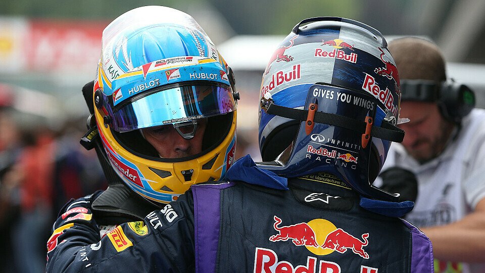 Mark Webber sieht Alonso und Vettel an der Spitze, Foto: Sutton