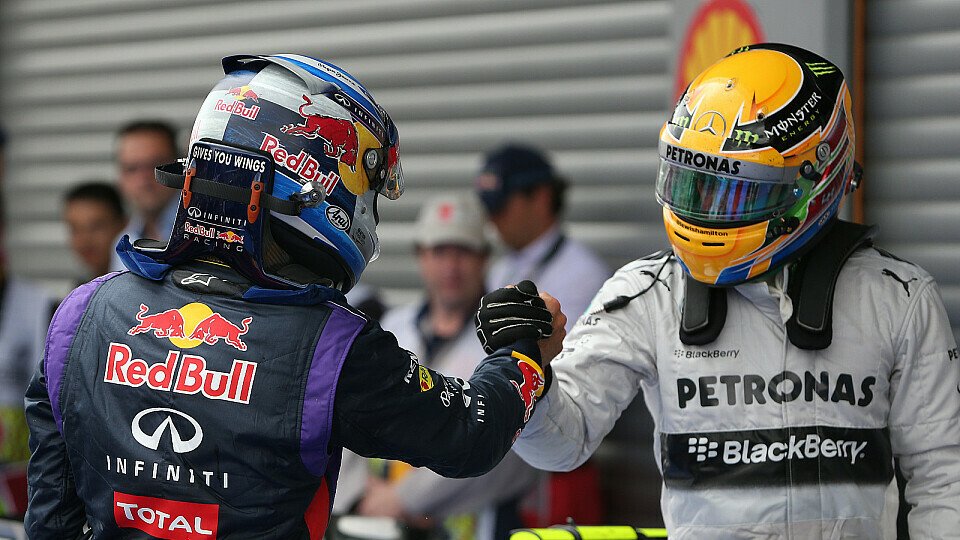 Lewis Hamilton verneigt sich vor Sebastian Vettel, Foto: Sutton