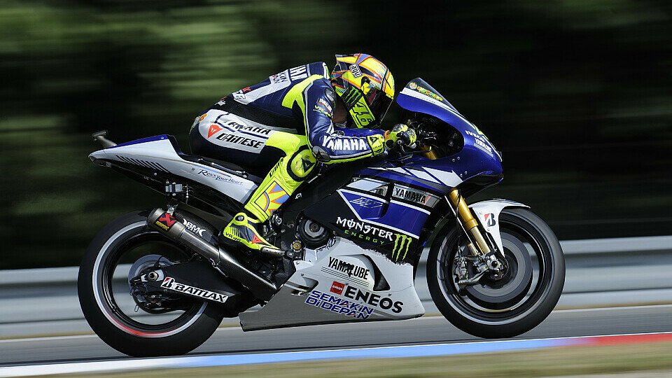 Die Yamaha M1 ist leider nicht so schnell, wie Valentino Rossi sie gerne hätte, Foto: Bridgestone