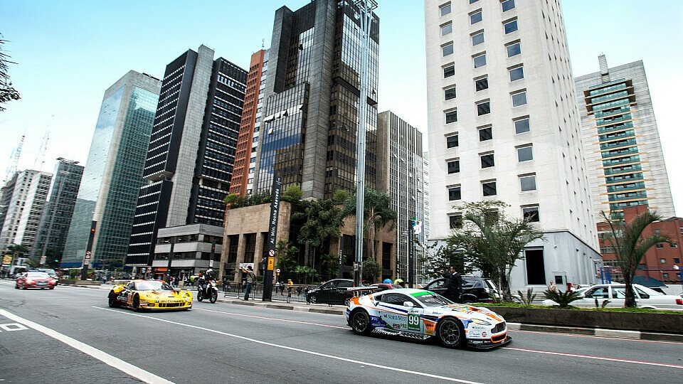 Beim Showrun in der Stadt präsentierte Aston Martin Racing das neue Design des Boliden Sennas, Foto: Jeff Carter