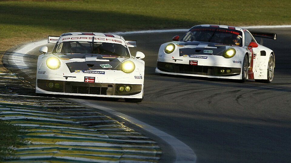 Die beiden neuen Elfer hintereinander auf der Interlagos-Strecke, Foto: Porsche