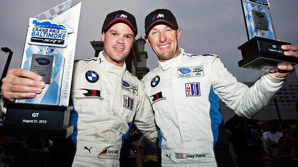 Dirk Müller (links) und Joey Hand nach ihrem Podestplatz beim Stadtrennen in Baltimore, Foto: BMW