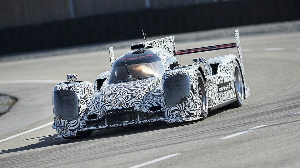 Mark Webber muss sich bis zu seinem ersten Einsatz noch etwas gedulden, Foto: Porsche