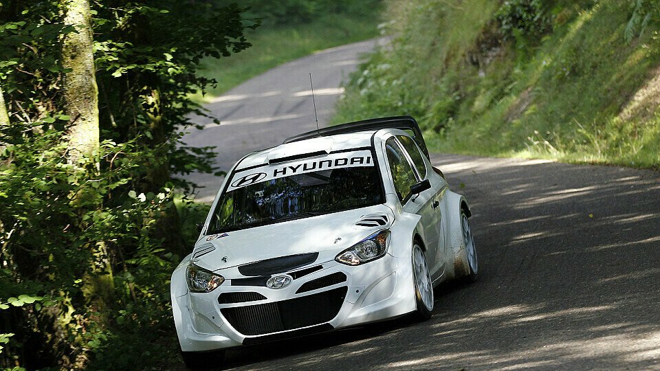 Der i20 WRC fuhr im August auch auf Asphalt, Foto: Hyundai