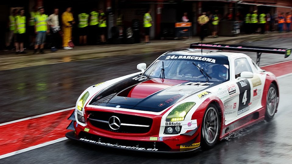 Der Mercedes SLS von Hofor Racing führt das Rennen an, Foto: 24HSeries