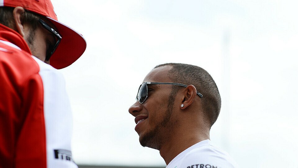 Scheinen sich inzwischen prächtig zu verstehen: Fernando Alonso und Lewis Hamilton, Foto: Sutton