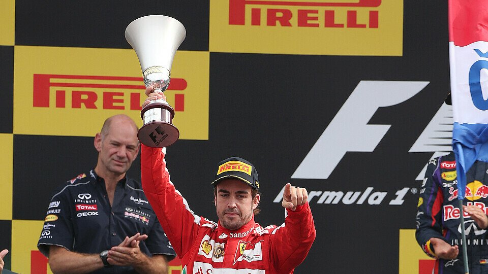 Fernando Alonso mit seinem Pokal, Foto: Sutton