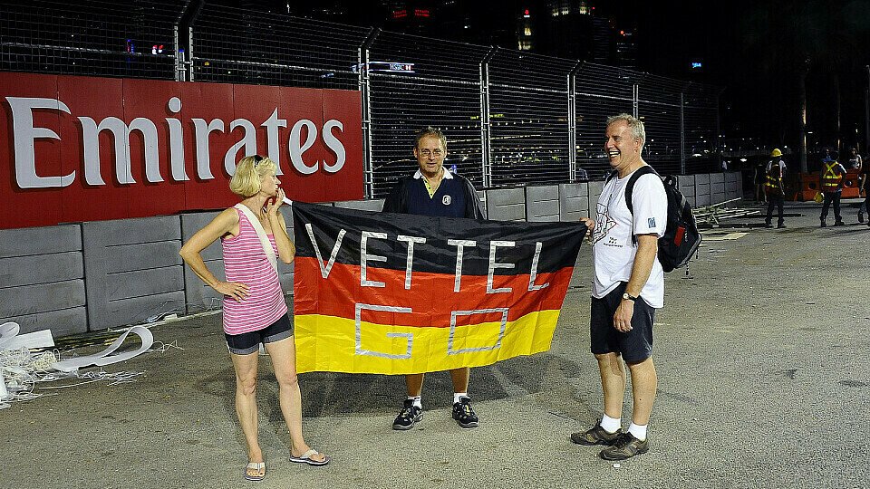 Auch in der Hitze der Nacht trifft man Vettel-Fans, Foto: Sutton