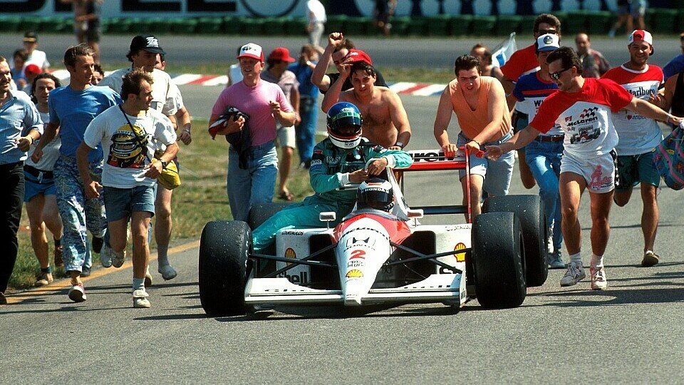 Als Gerhard Berger der Sprit ausging, wurde er von Fans durchs Motodrom geschoben, Foto: Sutton