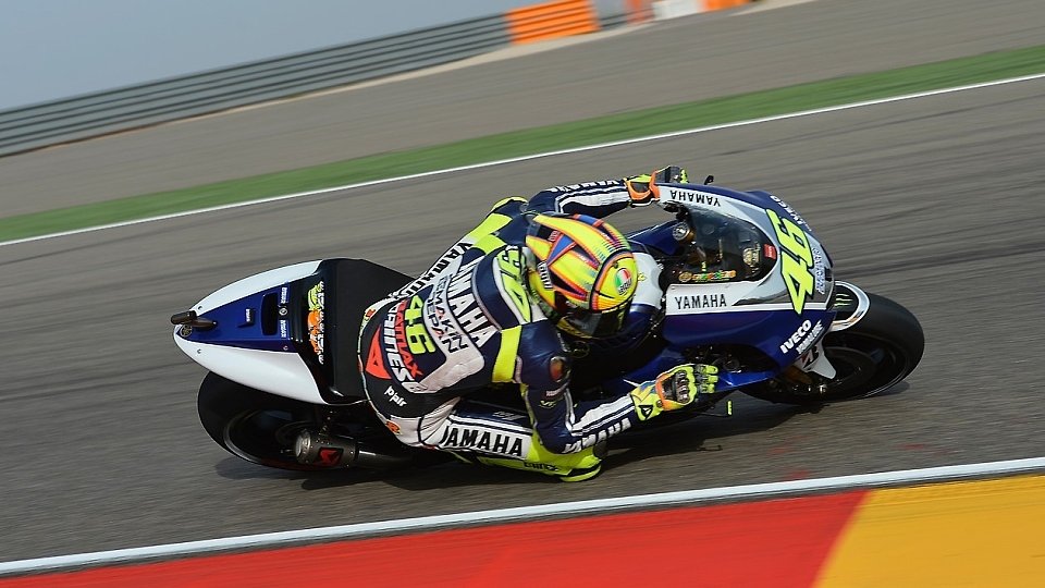 Valentino Rossi lag auf feuchter Strecke vorn, Foto: Yamaha Factory Racing
