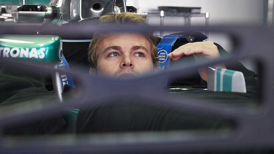 Rosberg schaut auch mal in die Box des Teamkollegen, Foto: Mercedes AMG