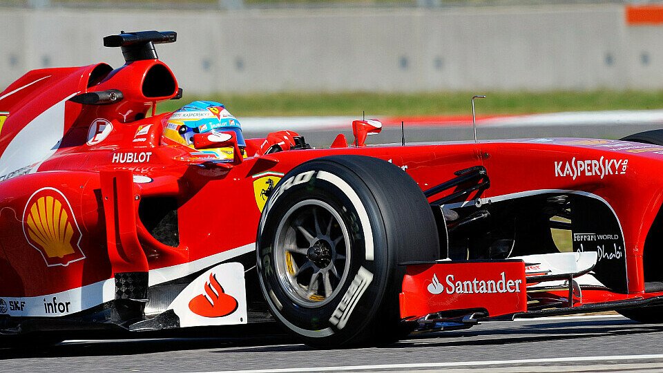 Fernando Alonso ist nicht glücklich mit den neuen Pirellis, Foto: Sutton