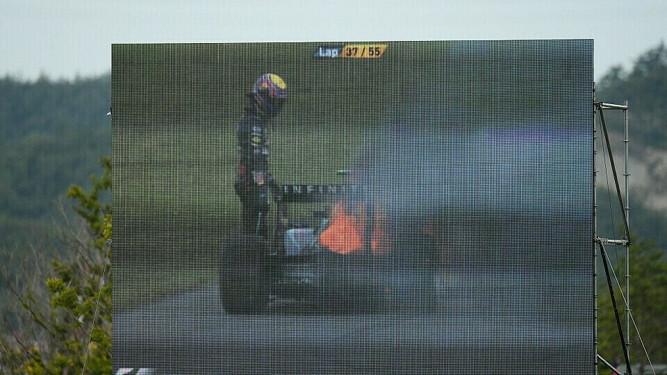 Die Flammen ließen Mark Webber unbeeindruckt, Foto: Sutton