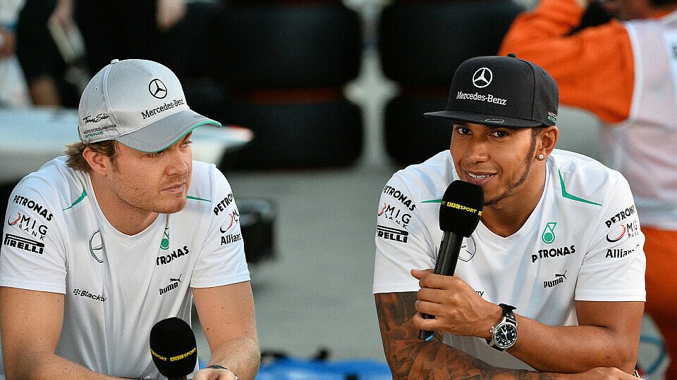 Lewis Hamilton und Nico Rosberg nehmen den Massa-Wechsel unter die Lupe, Foto: Sutton