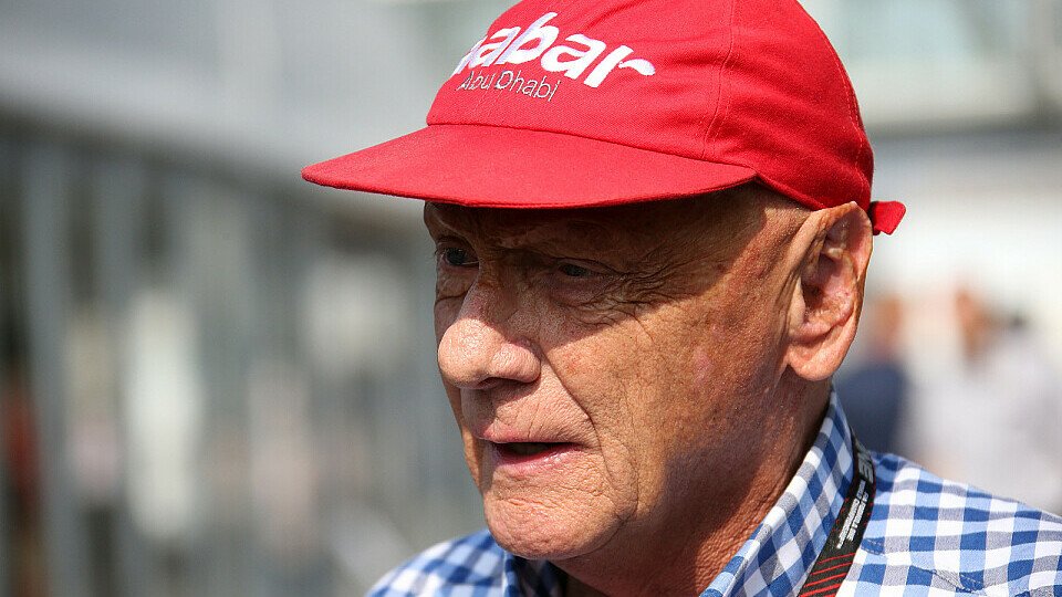 Niki Lauda stellt sich auf ein spannendes Rennen ein, Foto: Sutton