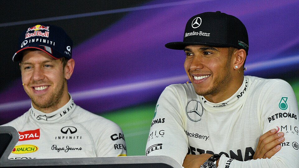 Lewis Hamilton zieht als fairer Verlierer den Hut, Foto: Sutton