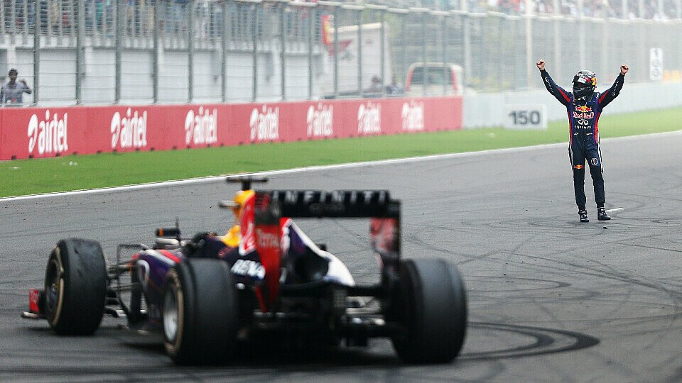 Sebastian Vettel lässt in Indien die Reifenfetzen fliegen, Foto: Red Bull