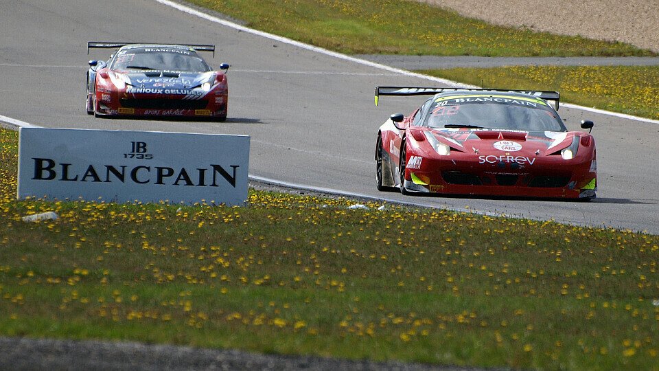 Zwei Ferrari-Boliden während des heurigen Blancpain 1000 auf dem Nürburgring, Foto: Yannick Bitzer