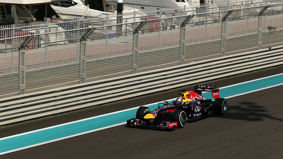 Vettel führt das Wüstenspektakel an, Foto: Sutton