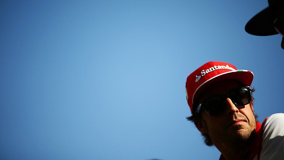 Fernando Alonso entging einer Strafe, Foto: Sutton