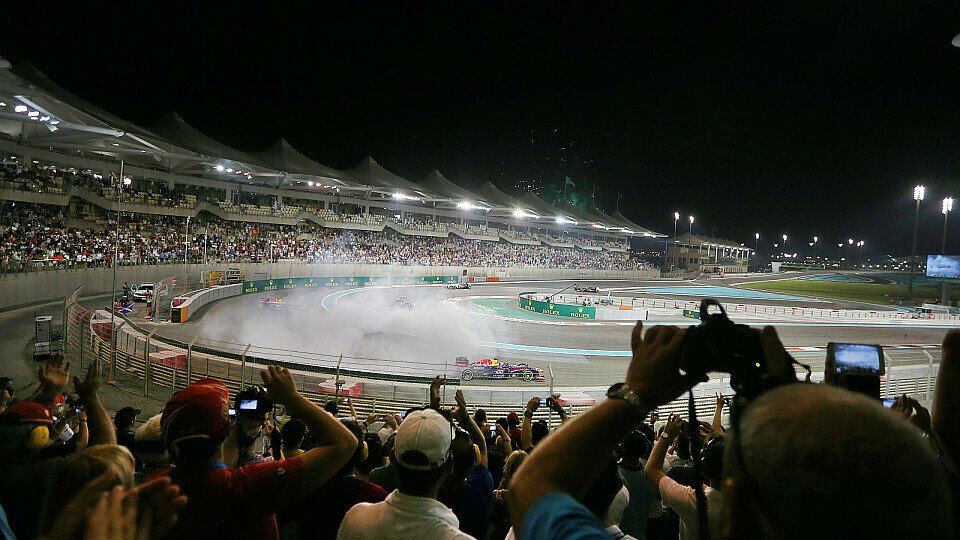 Party-Stimmung in Abu Dhabi: Sebastian Vettel ließ es krachen, Foto: Sutton