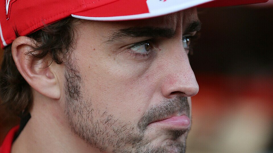 Fernando Alonso lässt jetzt schon den Kopf hängen, Foto: Sutton