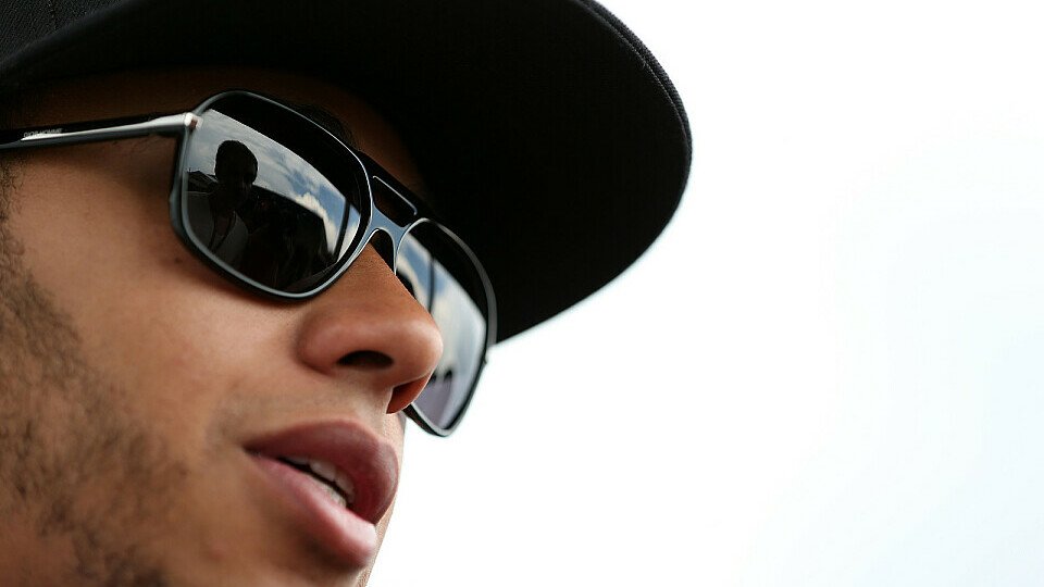 Lewis Hamilton ist um Aufklärung bemüht, Foto: Sutton