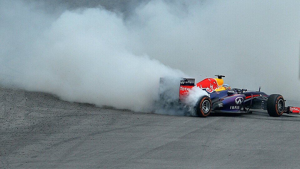 Auf die inzwischen obligatorischen Donuts verzichtete Vettel nicht, Foto: Sutton