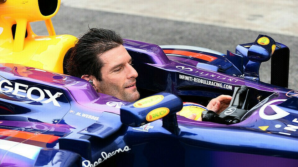 Mark Webber fuhr die halbe Auslaufrunde ohne Helm, Foto: Sutton