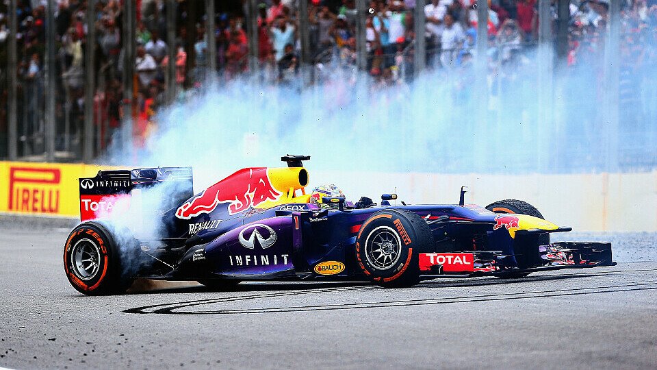 Beim Seisonfinale in Brasilien ließ Vettel die Reifen wieder qualmen, Foto: Red Bull
