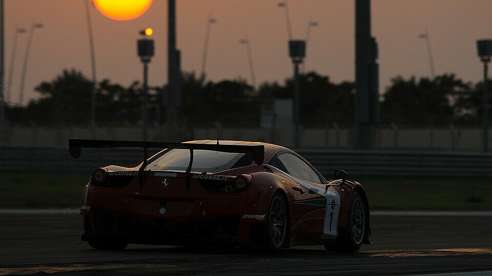 Der AF-Corse-Ferrari im Dämmerlicht auf dem Yas Marina Circuit, Foto: Gulf 12 Hours