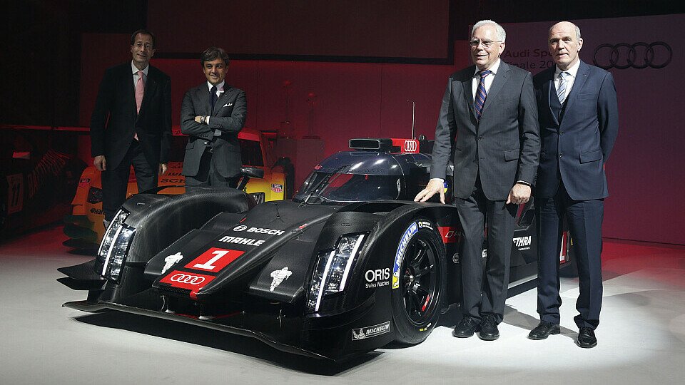 Dr. Wolfgang Ullrich und Dr. Ulrich Hackenberg mit dem neuen Audi R18 e-tron quattro, Foto: Audi