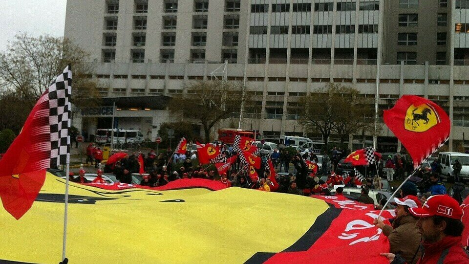 Die Fans von Michael Schumacher harren weiter vor dem Krankenhaus in Grenoble aus, Foto: Ferrari
