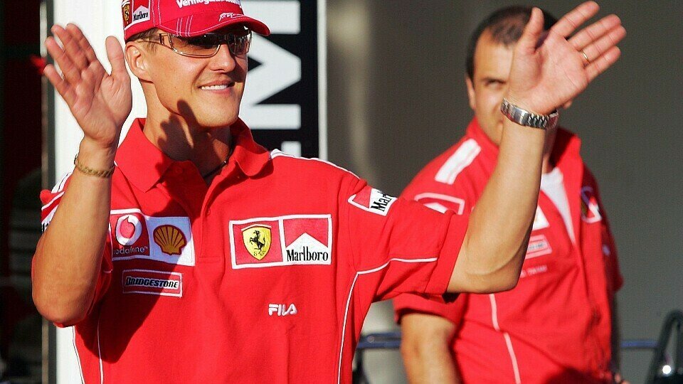 Michael Schumacher erhält Beistand von zahlreichen Fans, Foto: Sutton