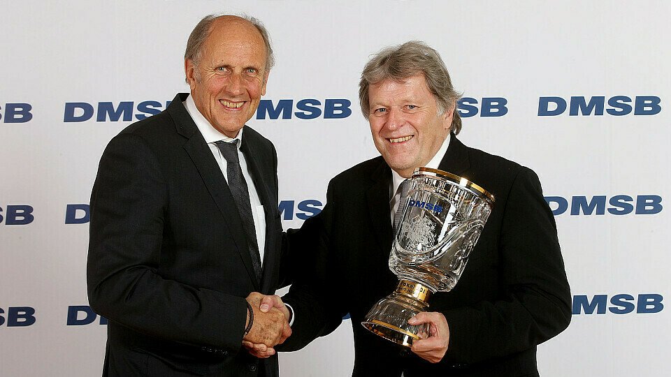 Norbert Haug nahm den Pokal aus den Händen von DMSB-Präsident Hans-Joachim Stuck entgegen, Foto: DSMB