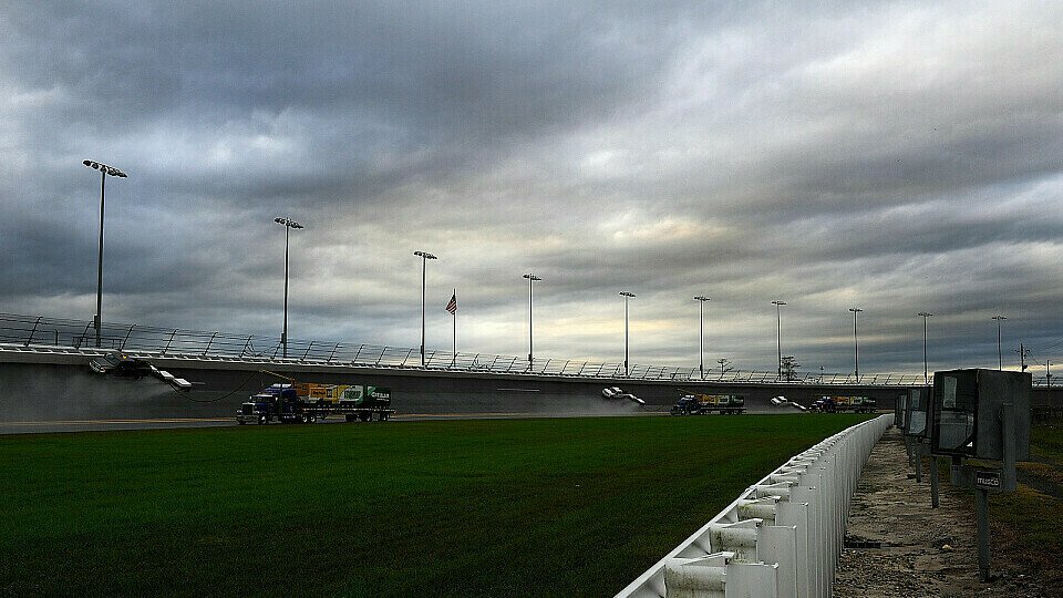 Regen über dem Daytona International Speedway: Die Air Titan bei der Arbeit, Foto: NASCAR