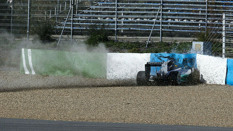 Hamilton sorgte für den ersten Test-Crash, Foto: Sutton