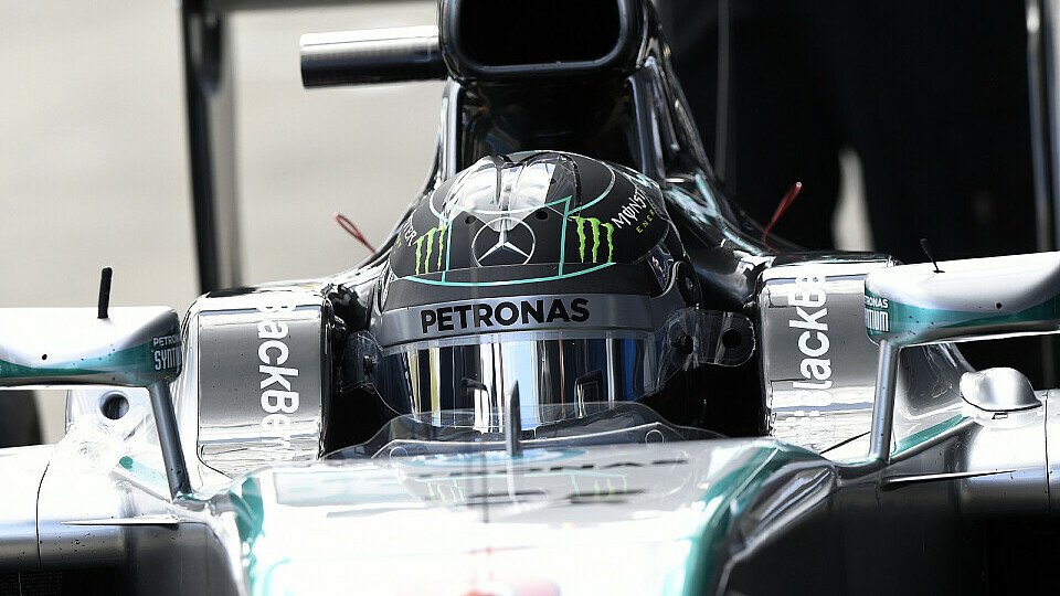 Nico Rosberg passt sich mit seiner Helmfarbe dem oberen Chassis-Design des W05 an, Foto: Sutton