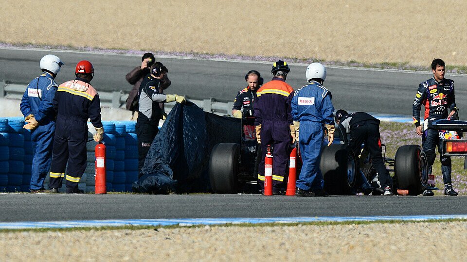 Daniel Ricciardo steht, Foto: Sutton