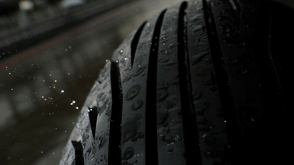 MotoGP-Piloten dürfen künftig beim Wechseln der Maschine in Nassrennen erneut auf Regenreifen die Fahrt fortsetzen, Foto: Bridgestone