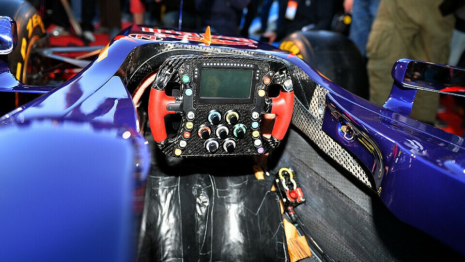 Toro Rosso setzt auf das neue Hightech-Display aus dem Hause McLaren, Foto: Sutton