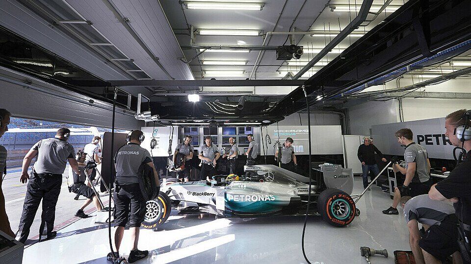 Die Boxencrews müssen sich 2014 wohl auf einige Sonderschichten einstellen, Foto: Mercedes AMG