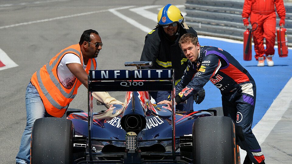 Gewohntes Bild: Vettels RB10 streikt, Foto: Sutton