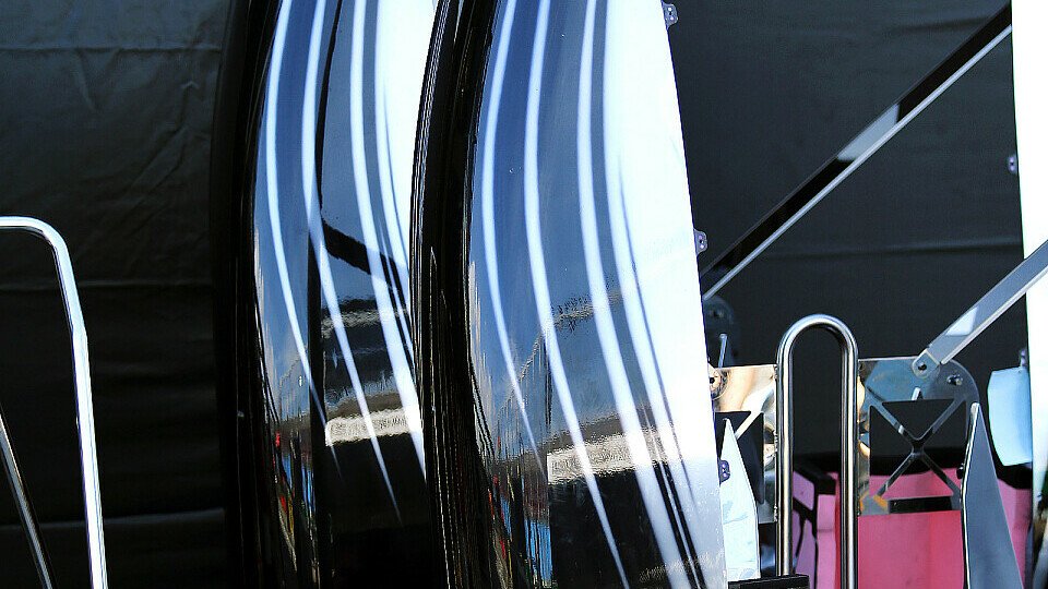 Schwarz lackierte Seitenkästen vor der McLaren-Box in Melbourne, Foto: Sutton