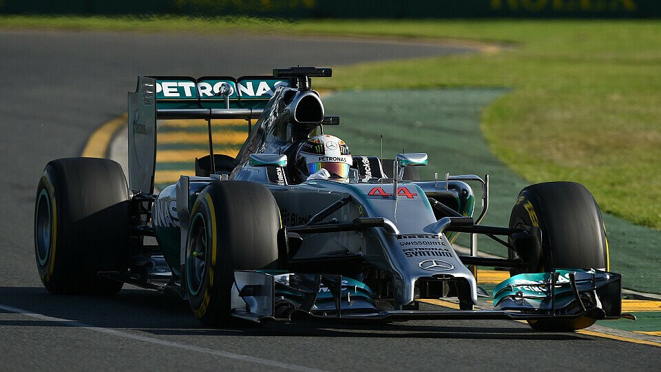 Lewis Hamilton eroberte im Regenchaos von Melbourne die erste Pole Position der Saison 2014, Foto: Sutton