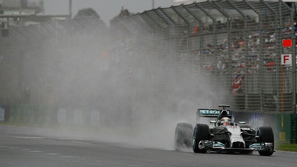 Lewis Hamilton holte auf Regenreifen die Pole Position, Foto: Mercedes-Benz