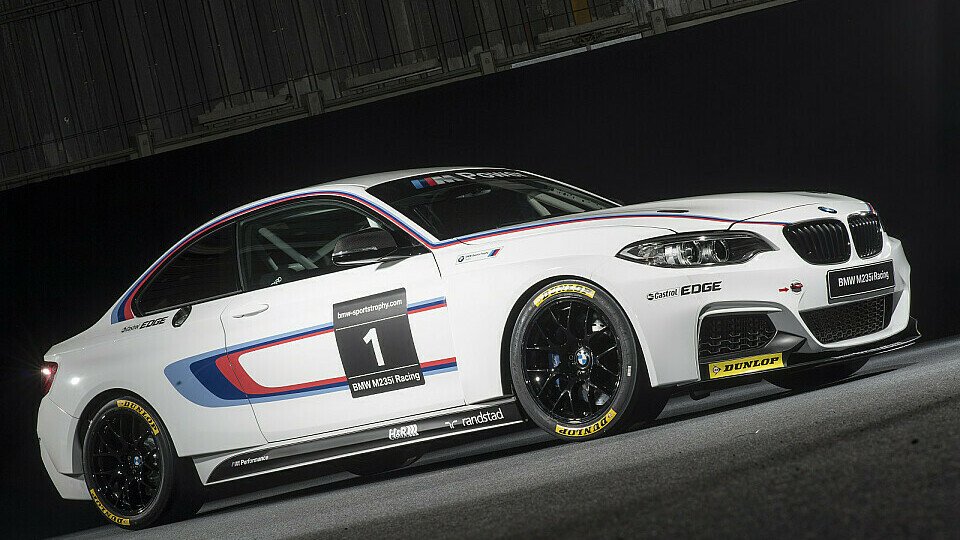 Der BMW M235i Racing ist mit Dunlop-Reifen ausgestattet, Foto: BMW Motorsport