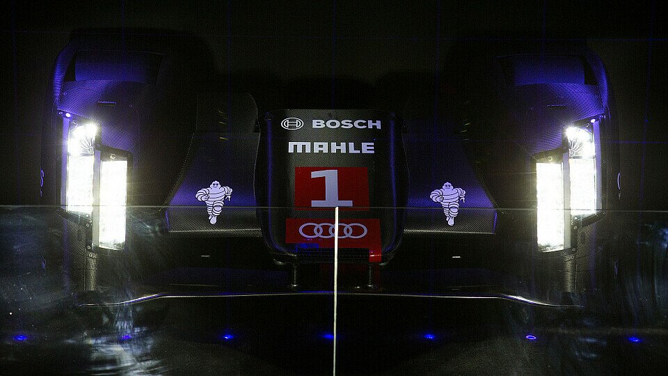 Die Laser-Scheinwerfer des Audi R18 im dunklen Licht einer Presseveranstaltung, Foto: Audi