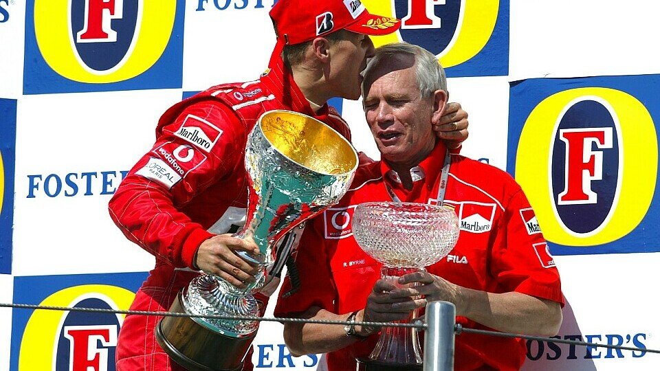 Michael Schumacher und Rory Byrne feiern 2004 den Sieg in Imola, Foto: Sutton